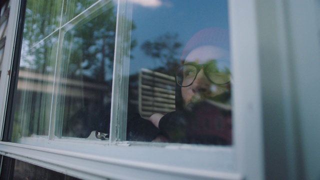 SLO MO, CU，一个严肃的男人看着窗外。视频素材