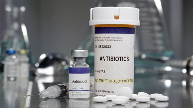 抗生素药丸和药瓶在医学实验室和注射器视频素材
