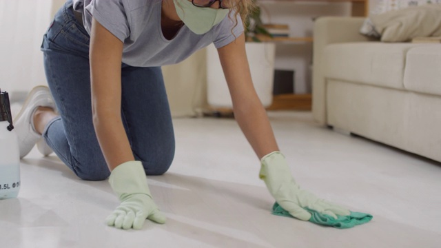 妇女在家消毒地板视频素材