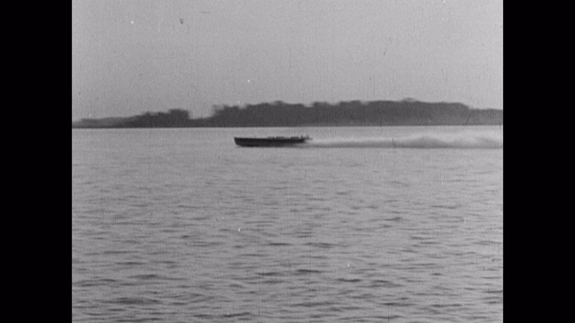 20世纪50年代的快艇在水中移动的跟踪镜头视频下载