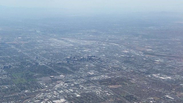 菲尼克斯市中心的飞机点，亚利桑那州在一个朦胧的日子视频素材