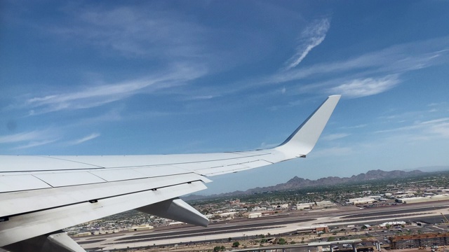 在凤凰城天空港国际机场起飞的商业客机，亚利桑那州凤凰城在一个阳光明媚的日子视频下载