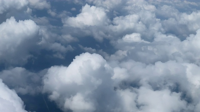 穿越云层时的云顶(从飞机上看)视频下载