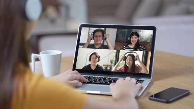 妇女在视频会议和在线会议与团队，在家工作视频素材