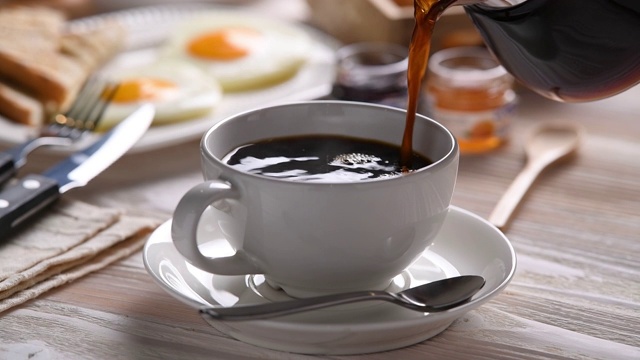 早餐和咖啡放在木桌上视频素材