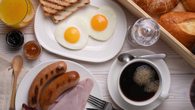 早餐和咖啡放在木桌上视频素材