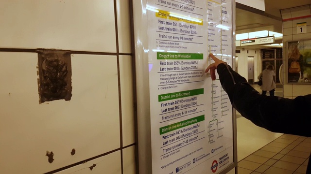 年轻的上班族正在看伦敦地铁地图视频下载
