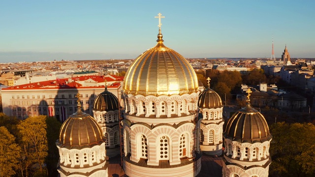 从空中俯瞰里加的基督大教堂——拉脱维亚著名的教堂和地标。视频素材
