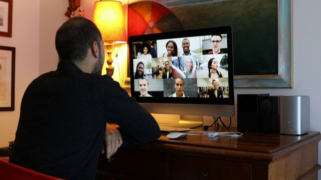 家人和朋友在视频会议的快乐时刻视频素材