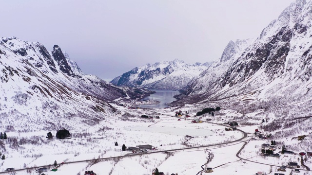 冬天的山。罗浮敦群岛，挪威风景。鸟瞰图视频素材