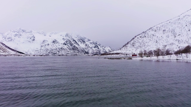 冬季的洛普斯托森峡湾和山脉。罗弗敦群岛,挪威。鸟瞰图视频素材