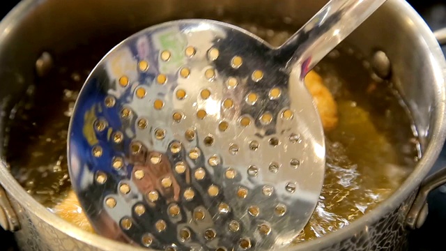 用滚烫的油煎饺子视频素材