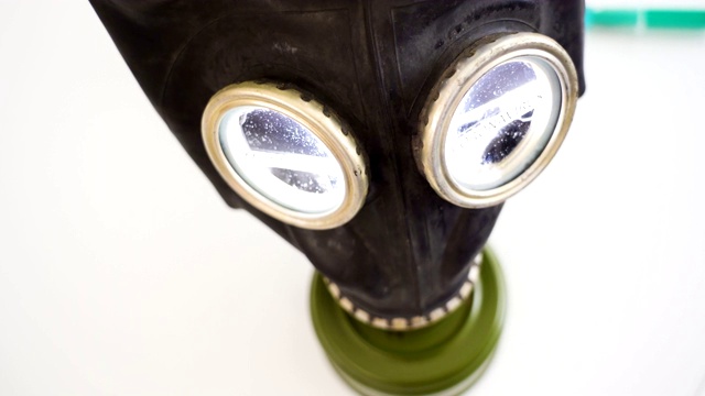 冠状病毒或Covid-19的眼罩上的黑色危险口罩视频下载