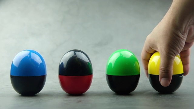 手选塑料蛋或蛋惊喜玩具四种颜色视频下载