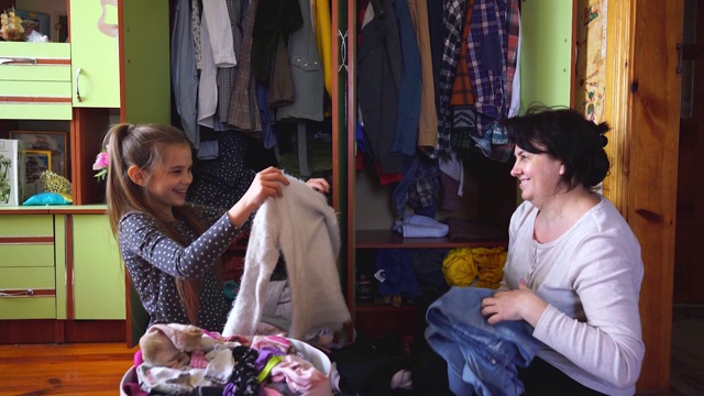 母亲和女儿在Covid-19隔离期间清理衣柜视频下载