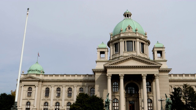贝尔格莱德的塞尔维亚议会大厦是一个地标性建筑和旅游景点视频下载