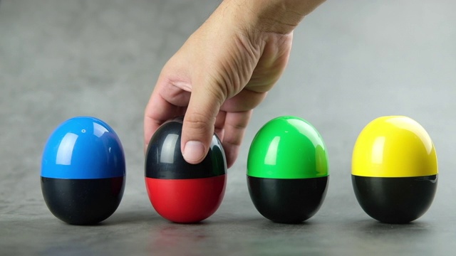 手选塑料蛋或蛋惊喜玩具四种颜色视频素材