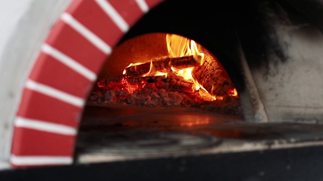 传统的意大利烧木烤箱烤那不勒斯披萨。视频素材