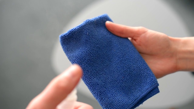 男子用消毒剂喷洒擦拭巾并准备清洁的画面视频下载