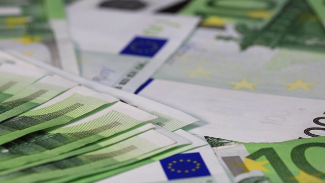 近距离观察100欧元钞票。货币背景欧元票据。现金的背景视频素材
