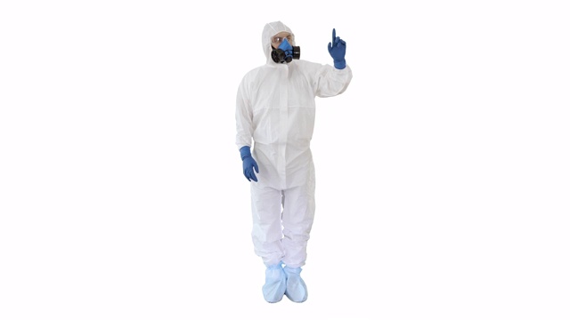 医生或科学家穿着危险的衣服，在白色的背景上指着一些虚构的物体视频下载