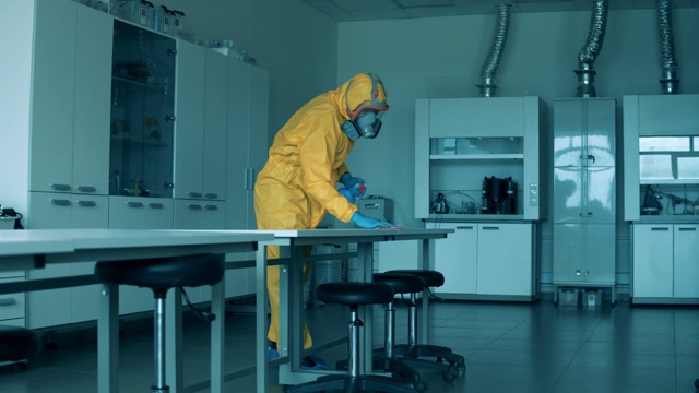 卫生工人正在给实验室的桌子消毒视频素材