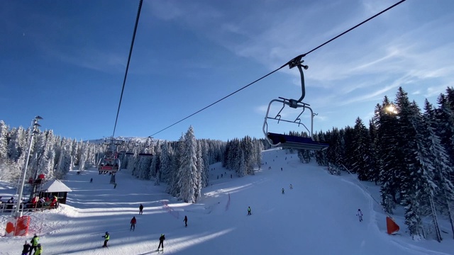 在美丽的滑雪胜地Kopaonik山上，一群面目全非的人在滑雪视频素材