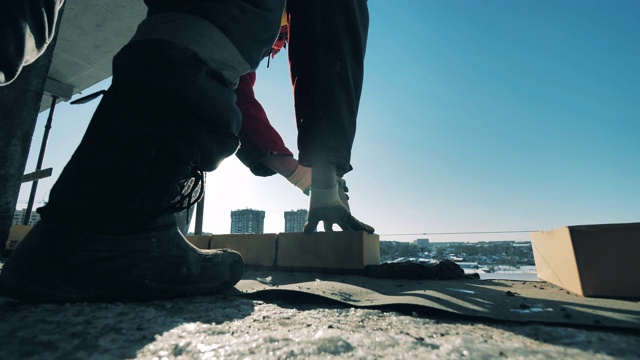 男工人正在水泥层上堆砌砖块视频下载