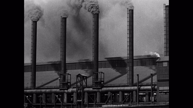 20世纪30年代钢铁厂烟囱冒出的浓烟视频素材