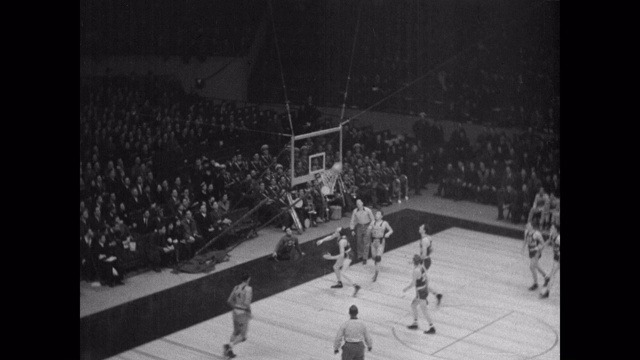 高角度观看篮球运动员在球场上打篮球的观众视频素材