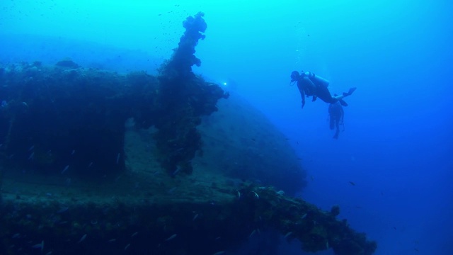 密克罗尼西亚楚克岛特鲁克礁湖，里约热内卢号船尾的潜水员视频下载