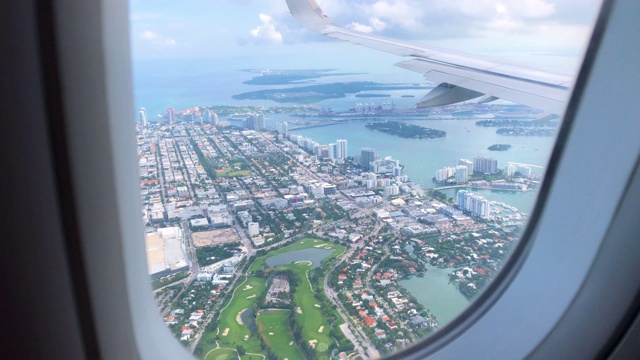 飞机在迈阿密海滩和海岸上空飞行视频素材