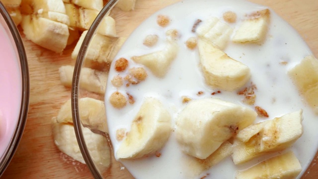 穆斯利牛奶酸奶和香蕉在盘子的特写选择焦点。健康早餐，健康食物视频素材