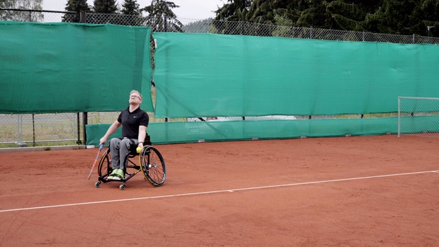 一个成年男子在户外轮椅网球打双打视频素材