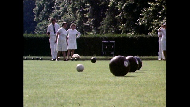 保龄球滚向摄像机，击中目标;1971视频素材
