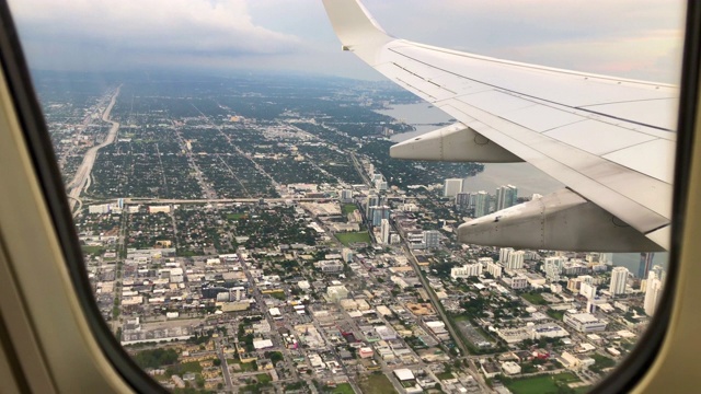 从飞机窗口看迈阿密城市的天际线视频素材