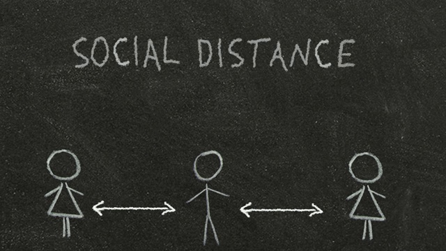 Сartoon。社会距离教学。把人们和社会距离的题词用白色粉笔写在一块黑色的黑板上。4K视频下载