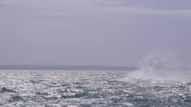 气垫船在一个暴风雨的一天白色的英国4K岛视频下载