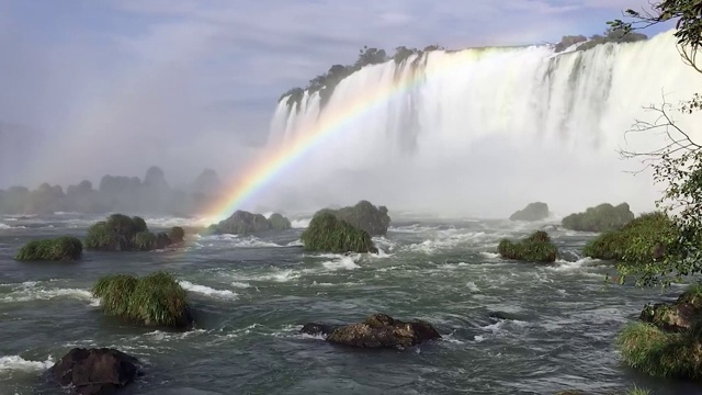超现实的瀑布向后流动。巴西的瀑布。视频素材