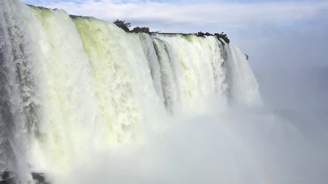 慢镜头和近距离观看巴西的卡塔塔瀑布。视频素材