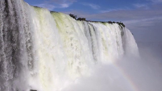 慢镜头和近距离观看巴西的卡塔塔瀑布。视频素材