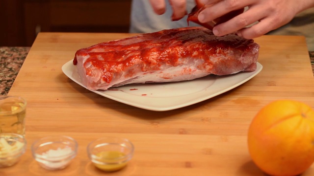 准备一块嫩猪腰肉来烤视频下载