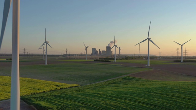 田野上的风力涡轮机(日落)视频素材