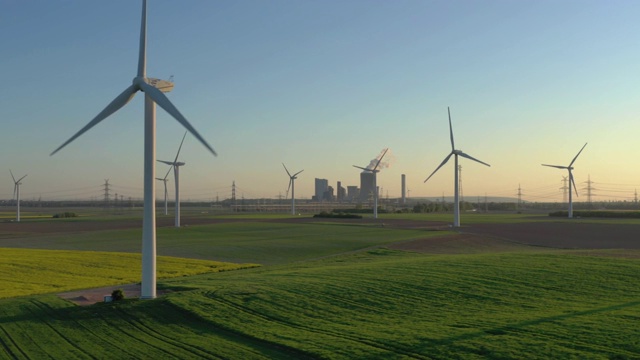 田野上的风力涡轮机(日落)视频素材