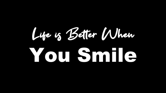 当你微笑时，生活更美好。白色草书字体过渡绿色背景股票视频视频下载