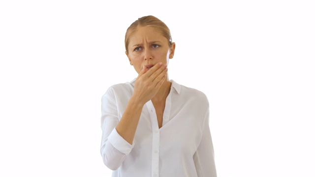 年轻的商业女性行走感觉生病和咳嗽在白色的背景视频下载