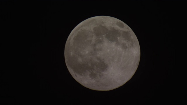 缩小镜头在夜空中满月的夜晚，美国犹他州。视频素材