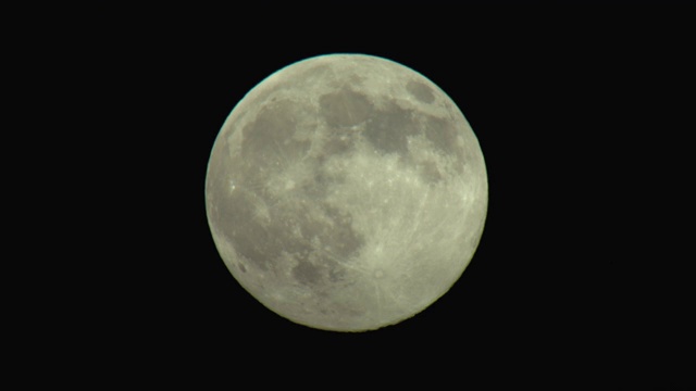 缩小镜头在夜空中满月的夜晚，美国犹他州。视频素材