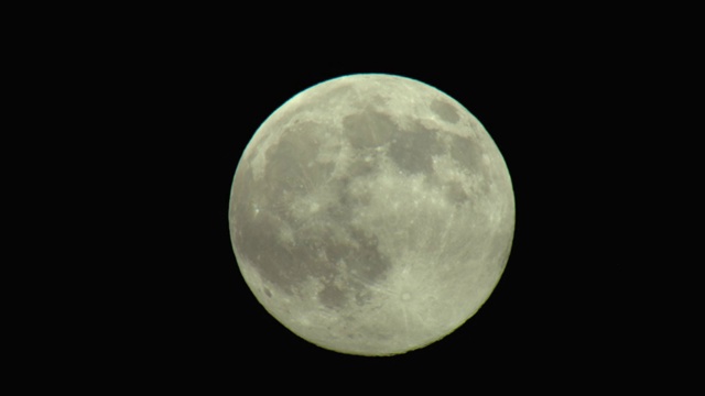 美国犹他州夜空中满月的鸟瞰图。视频素材