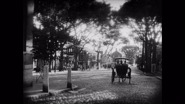 1930年的今天，美国小镇上的人们乘坐马车在鹅卵石路上旅行视频下载